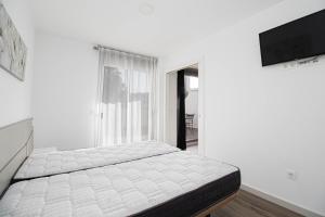 een slaapkamer met een bed en een flatscreen-tv bij Isea 2 in Calpe +9 foto's