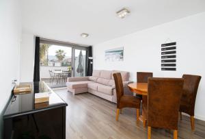 een woonkamer met een bank en een tafel bij Isea 2 in Calpe