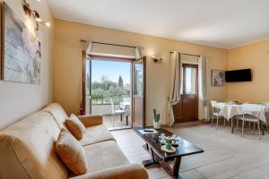 ein Wohnzimmer mit Sofa und Tisch in der Unterkunft Agriturismo Cascina Crocelle - Lake View and Heated Pool in Padenghe sul Garda