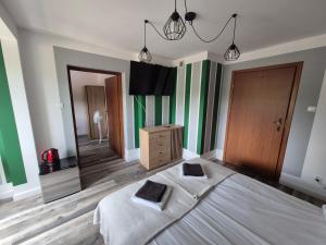 Posteľ alebo postele v izbe v ubytovaní Apartamenty Amadeus