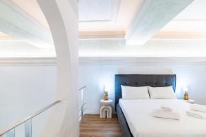 ローマにあるAltana del Borgo - Luxury Flatのベッドと窓のある白い寝室 +46枚の写真