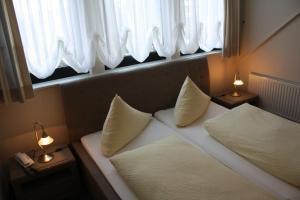 Postel nebo postele na pokoji v ubytování Hotel Zum kühlen Grunde