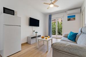una sala de estar con un sofá y una mesa en Torre Copenhague By IVI Real Estate, en Torremolinos