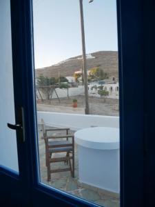 Blick aus einem Fenster auf einen Tisch und Stühle in der Unterkunft Camares Studios in Folegandros Chora + 25 Fotos