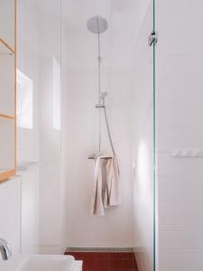 KolibaにあるArchitects cozy getawayのシャワーと洗面台付きのバスルーム