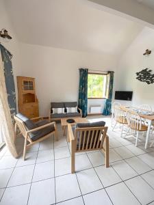 een woonkamer met stoelen en een tafel bij Villa Horizon in Lacanau