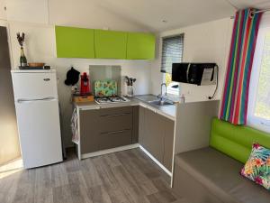 Η κουζίνα ή μικρή κουζίνα στο Mobile Home 198