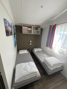 Ένα ή περισσότερα κρεβάτια σε δωμάτιο στο Mobile Home 198 +22 φωτογραφίες