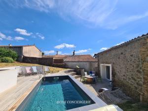 Πισίνα στο ή κοντά στο La Grange Gîte avec piscine proche Puy duFou