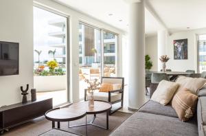 Et opholdsområde på Luxe Penthouse met zeezicht en directe toegang tot zwembad en strand op Mambo Beach