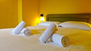 two beds in a room with towels on them at Hostdomus - Alpine Suite in San Sicario