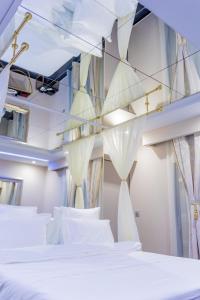 Postel nebo postele na pokoji v ubytování L'interdit Love Room - Miroir au plafond 2x2m