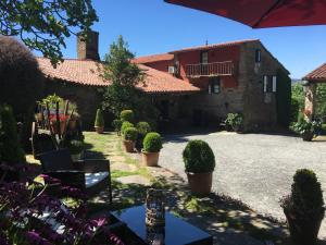 a courtyard of a house with potted plants at Casa Brandariz in Santa Maria de Arzua