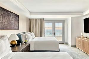 TV a/nebo společenská místnost v ubytování The Ritz-Carlton, Laguna Niguel