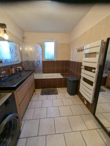 une salle de bain avec une baignoire, des toilettes et un lavabo dans l'établissement Peaceful 4 stars eco-friendly villa with private pool and parking, à Roquebrune-sur Argens