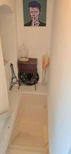 een trap met daarop een tafel en een vogelkooi bij Niki in Punta Križa +1 foto