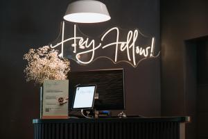 TV a/nebo společenská místnost v ubytování Feringapark Hotel Unterföhring + 37 fotografií