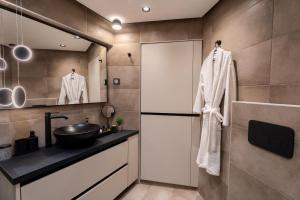 ein Badezimmer mit Waschbecken und Dusche in der Unterkunft Monte Smith Luxury Suites in Rhodos (Stadt) + 42 Fotos