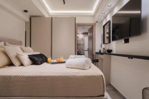 ein Schlafzimmer mit einem Bett, auf dem zwei Handtücher liegen in der Unterkunft Monte Smith Luxury Suites in Rhodos (Stadt)