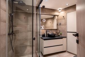 ein Badezimmer mit Dusche und Waschbecken in der Unterkunft Monte Smith Luxury Suites in Rhodos (Stadt)