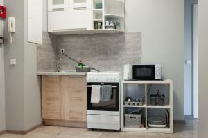 a kitchen with a stove and a microwave at Ferienwohnungen Edison 52 by Lorenc in Berlin