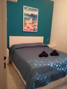 una camera da letto con un letto con una parete blu di oasis home a Reitani