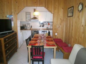kuchnia ze stołem z talerzami i okularami w obiekcie Holiday Home Lorraina w mieście Štivan