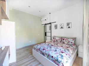 Un dormitorio con una cama con una colcha floral. en Casa Vacanze Ninina, en Nápoles