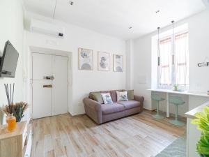 una sala de estar con un sofá y una mesa en Casa Vacanze Ninina, en Nápoles