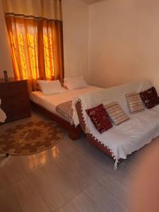 Giường trong phòng chung tại Cozy studio at beaubassin opposite intermart