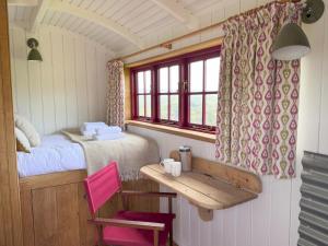 Un pat sau paturi într-o cameră la 1 Bed in Cowling oc-s30772