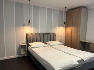 Giường trong phòng chung tại Risa Apartments