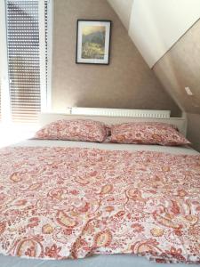 a bedroom with a bed with a red and white blanket at Chambre Chez l'habitant in Seltz