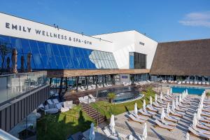 利沃夫Emily Resort的一张带躺椅和游泳池的度假村形象