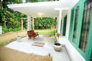 Taman di luar Lazy Monkey Surfhostel - Sri Lanka