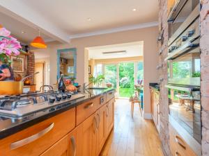 Kuchyň nebo kuchyňský kout v ubytování Pass the Keys Stylish garden retreat nr Stafford Town Hospital