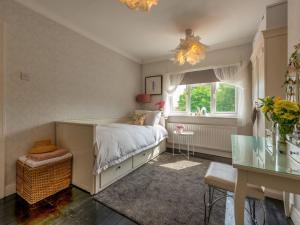 Postel nebo postele na pokoji v ubytování Pass the Keys Stylish garden retreat nr Stafford Town Hospital