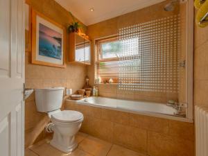 Koupelna v ubytování Pass the Keys Stylish garden retreat nr Stafford Town Hospital + 28 fotografií