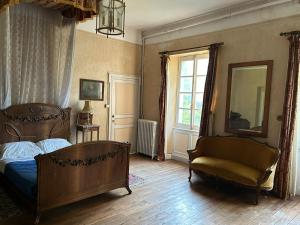 Cambounet-sur-le-SorChâteau Belle au Bois Dormant的一间卧室，里面有一张床、一把椅子和一扇窗户
