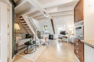 un soggiorno con un divano e un tavolo di Le Ruellan charmant duplex proche plage a Saint Malo