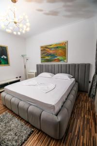 1 cama en un dormitorio con un colchón grande en Private Luxury Villa, River View, en Shkodër 60 fotos más