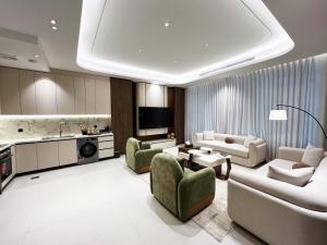 Una gran sala de estar con sofás y un televisor. en Sadana, en Yeda