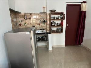 Kuchyň nebo kuchyňský kout v ubytování US Visa MGM APOLLO SINGLE BHK HOME STAY