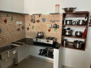 Kuchyň nebo kuchyňský kout v ubytování US Visa MGM APOLLO SINGLE BHK HOME STAY