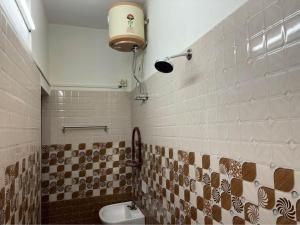 Koupelna v ubytování US Visa MGM APOLLO SINGLE BHK HOME STAY