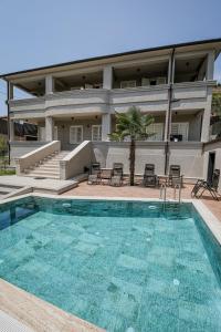 una piscina frente a un edificio en Private Luxury Villa, River View, en Shkodër