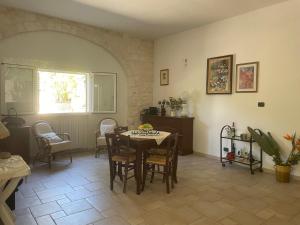 Una sala de estar con una mesa y sillas y una ventana. en Casina GiuSaFra by Holiday World, en Selva di Fasano 19 fotos más