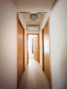 un pasillo vacío con dos puertas y un techo en San Leone Mare House, en San Leone