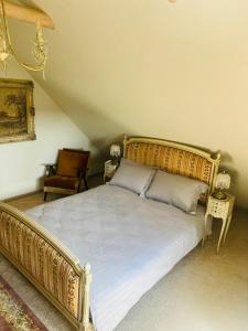 a bedroom with a bed with a gold bed frame at Už Karvelius - Sodyba Biržų mieste in Biržai