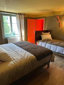 ein Schlafzimmer mit zwei Betten und einem Fenster in der Unterkunft Le Relais de Paulette et Gaston in Poligny + 28 Fotos